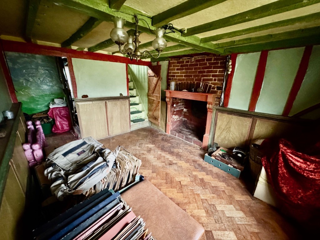 Lot: 31 - DETACHED PERIOD COTTAGE AND ORCHARD LAND - Dining room